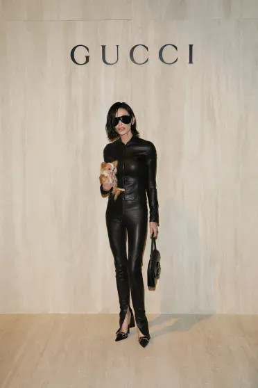 Неделя моды в Милане: Деми Мур в новом образе, Рената Литвинова с дочерью, Арина Соболенко и Кейт Мосс на показе Gucci Версаче, Донателла, Литвинова, Gucci, Милане, Арина, Рената, чёрной, Ромео, многие, пришла, Соболенко, Демны, экстремистской, организацией, коллекции, Пэрис, показ, ФеррариEsDeeKidПо, подиуму