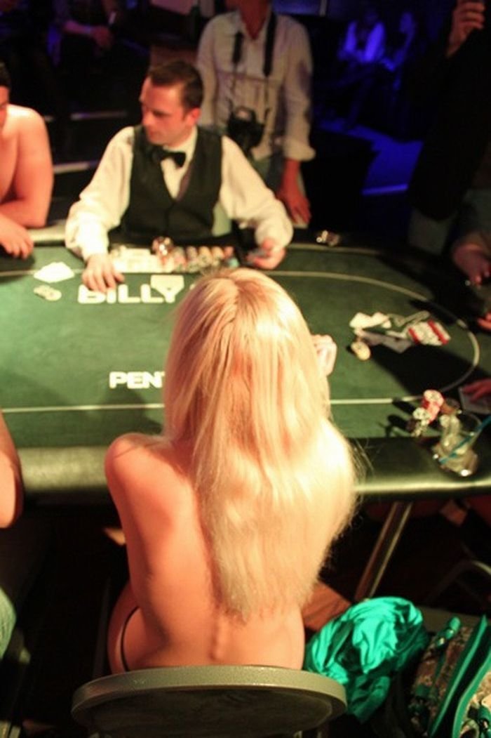 1. Чемпионат мира по покеру на раздевание азартные игры, девушки, интересно, покер, покерный стол, фото, юмор