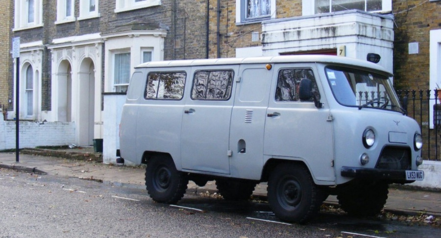 Почему у УАЗа "Буханка" нет боковых окошек сзади