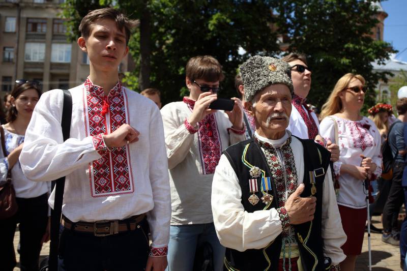 Циферблат группа украинская. Украинец в вышиванке. Люди в вышиванках. Украинцы в вышиванках. Человек в вышиванке.