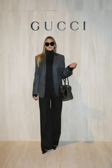 Неделя моды в Милане: Деми Мур в новом образе, Рената Литвинова с дочерью, Арина Соболенко и Кейт Мосс на показе Gucci Версаче, Донателла, Литвинова, Gucci, Милане, Арина, Рената, чёрной, Ромео, многие, пришла, Соболенко, Демны, экстремистской, организацией, коллекции, Пэрис, показ, ФеррариEsDeeKidПо, подиуму