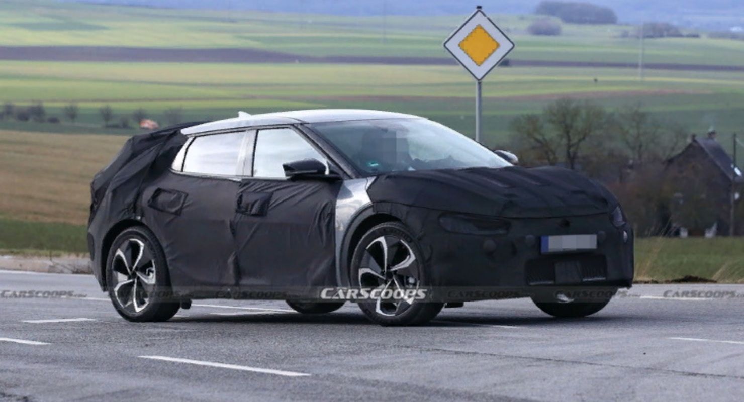 За электрическим Kia CV шпионили в преддверии запуска кросса