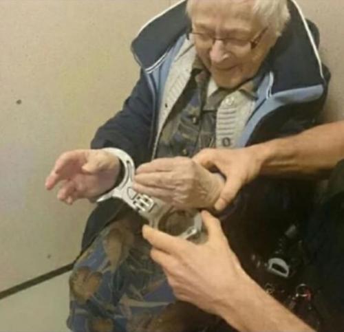Полиция Нидерландов арестовала 99-летнюю бабулю, потому что это была одна из ее несбывшихся мечт. 01