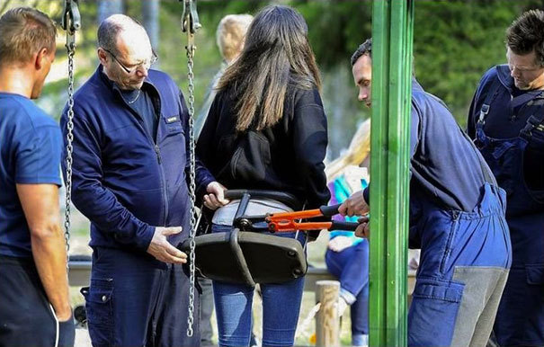 Как взрослые люди застревают в детских качелях: 10+ весёлых фотографий 