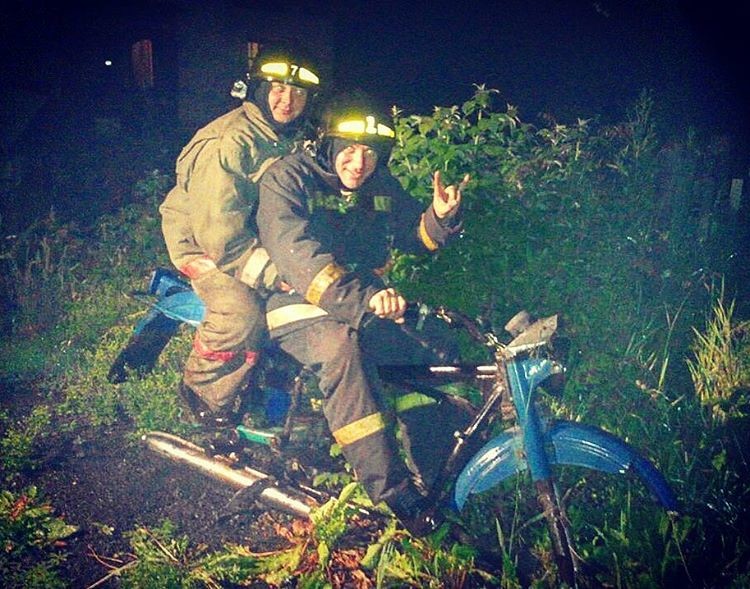 Просто колеса так быстро крутятся, что ты не видишь их деревня, жизненно, село, сельская жизнь, транспорт