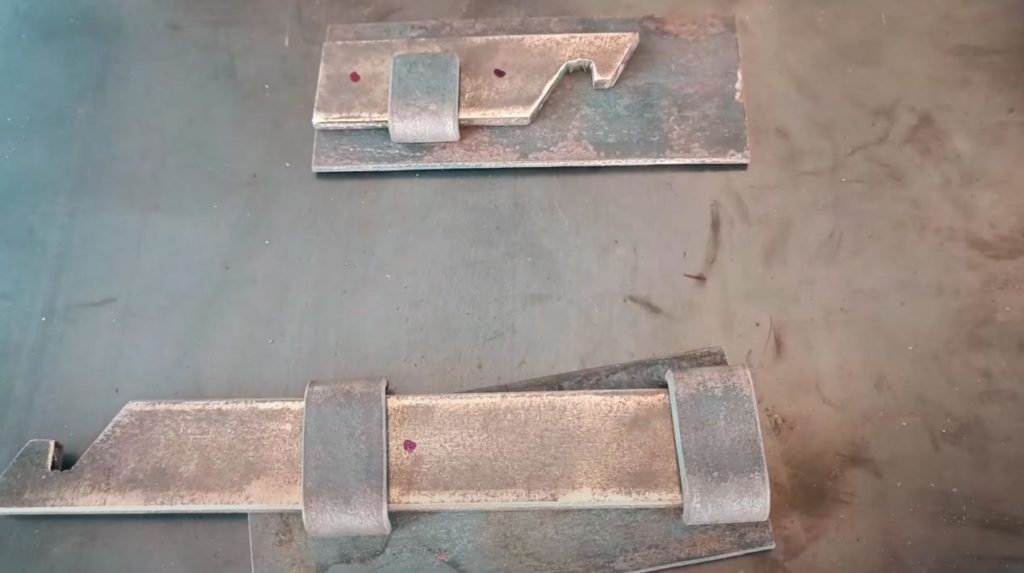 Самодельная дверная защелка из металлической полосы