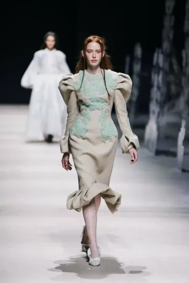 Александр Рогов, Эвелина Хромченко, Юлия Барановская и Мария Миногарова на показе Алёны Ахмадуллиной Alena, Akhmadullina, весналето, 2026Показ, показе, Миногарова, 2026Мария, 2026Миша, Рогов, посетили, Приданое, Ахмадуллина, коллекции, новой, показ, памяти, красоте, вещей, которые, невестыКоллекция