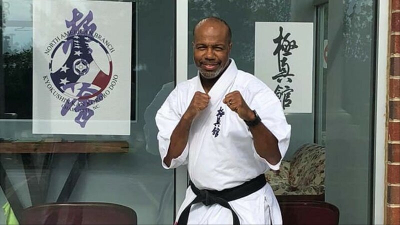 Американец пытался похитить женщину, но попал к каратистам и получил по заслугам Американец пытался похитить женщину, но попал к каратистам и получил по заслугам