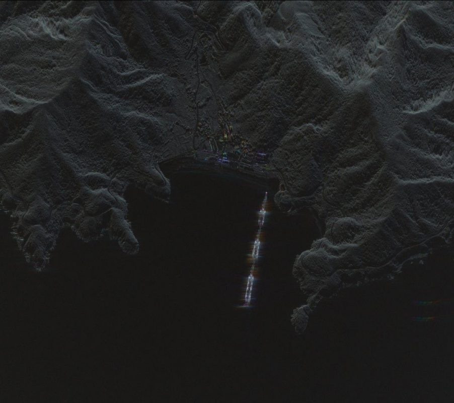    Баржи с китайским десантом. Фото: соцсети.