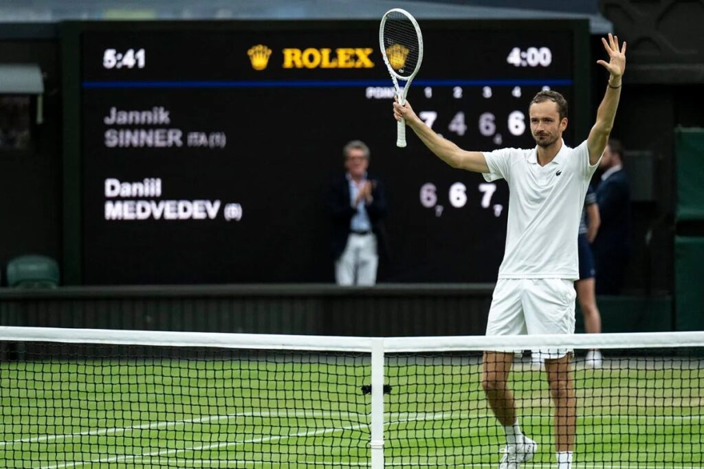 Медведев вышел в третий круг турнира «Мастерс» в Шанхае