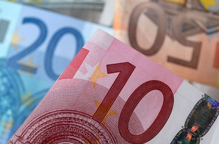 FILE PHOTO: A picture illustration of euro banknotes, April 25, 2014. REUTERS/Dado Ruvic