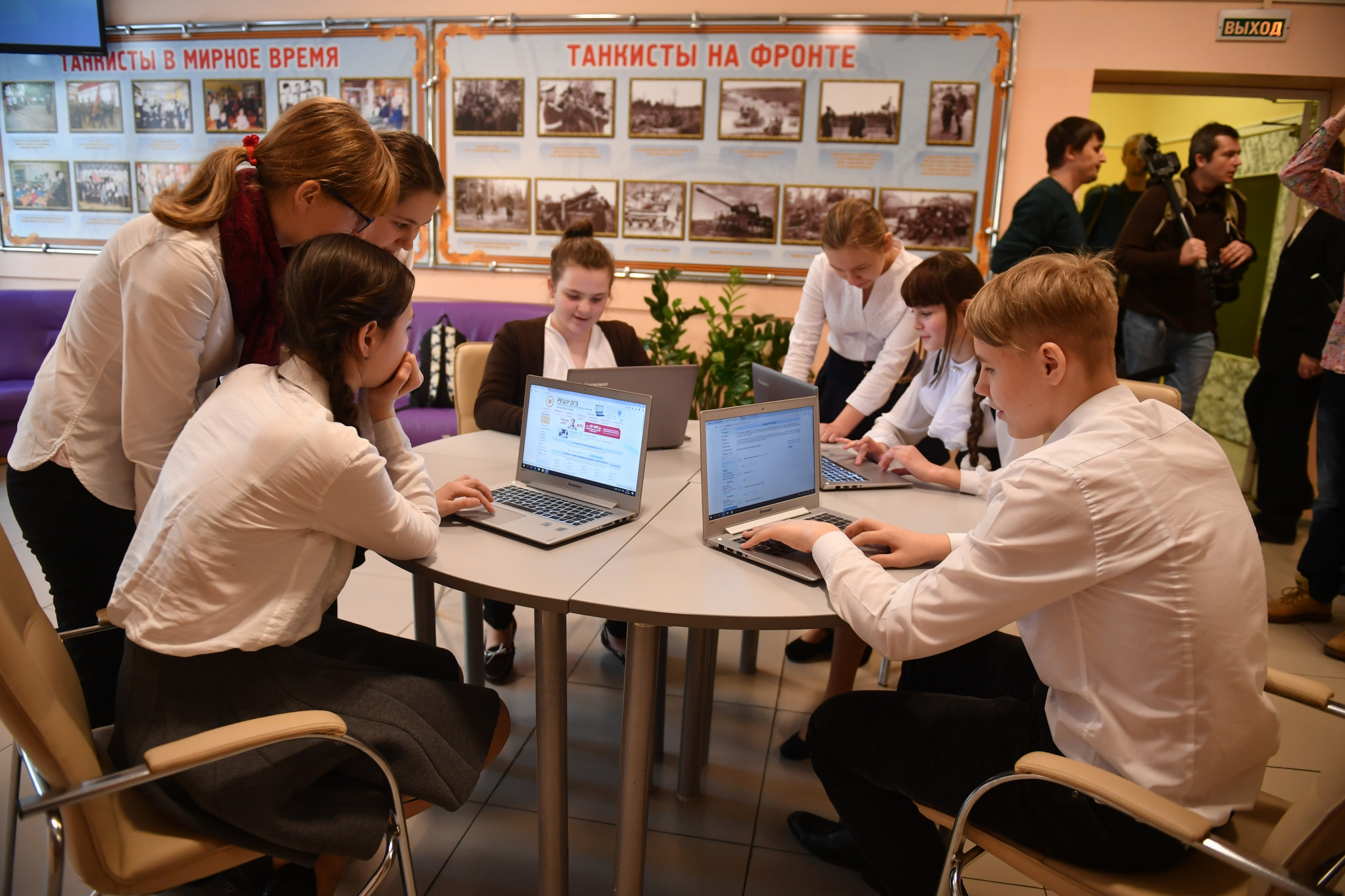 Проекты старшеклассников. Интерактивная доска для школы. Современная школа. Цифровые занятия. Цифровая школа москва.