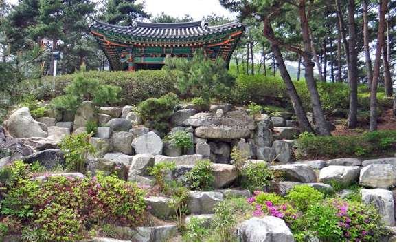 Похоже на какое-то разрушенное древнее сооружение. Источник http://wikimapia.org/34471523/Donguibogam-Village-Herbal-Experience-Center-Seokgyeong#/photo/5318397