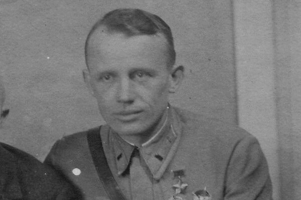 "Воин, который сразу же вызывает уважение" - что немцы сделали с пленным летчиком-Героем Советского Союза в 1942 году? история