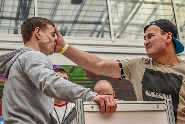 В Красноярске прошел первый чемпионат по мужским пощечинам