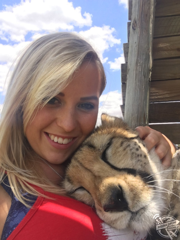 Она защитила котенка гепарда от охотников за трофеями, и он стал её лучшим другом 