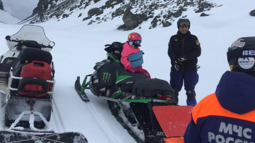Спасатели в Сочи помогли пожилому лыжнику-экстремалу после его падения в горах