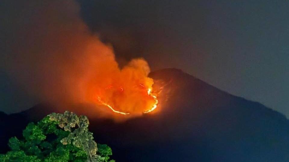 Природный пожар вспыхнул на горе Бештау в Ставрополье