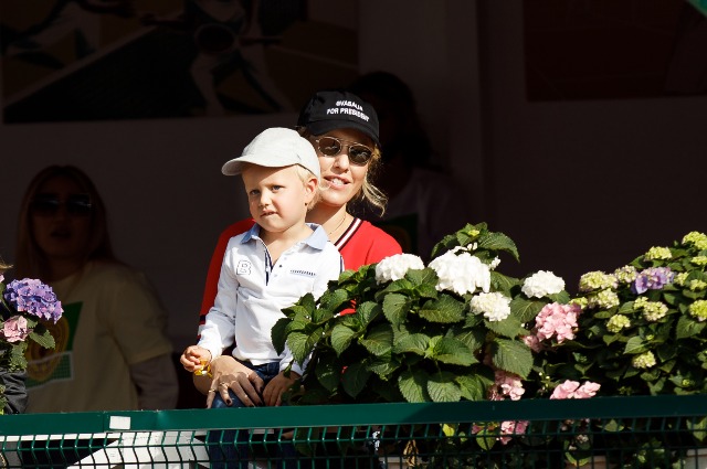 Ксения Собчак с сыном, Константин Богомолов, Иван Ургант и другие на благотворительном теннисном турнире Светская жизнь