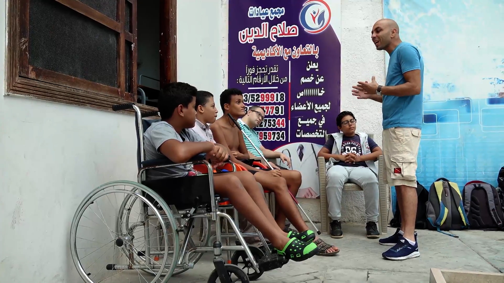 Дайвер из Египта учит детей с инвалидностью плавать под водой