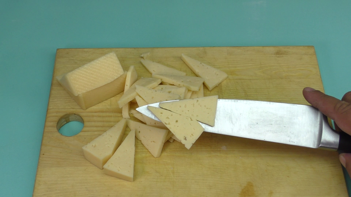 Турецкий повар показал, как правильно нарезать сыр просто, куска, получаются, главное, самое, часть, способ, обычного, основную, разрезаем, видеоДальше, показано, переворачиваем, кусок, справаЗатем, половиныОтрезаем, меньше, примерно, острую, отрезаем