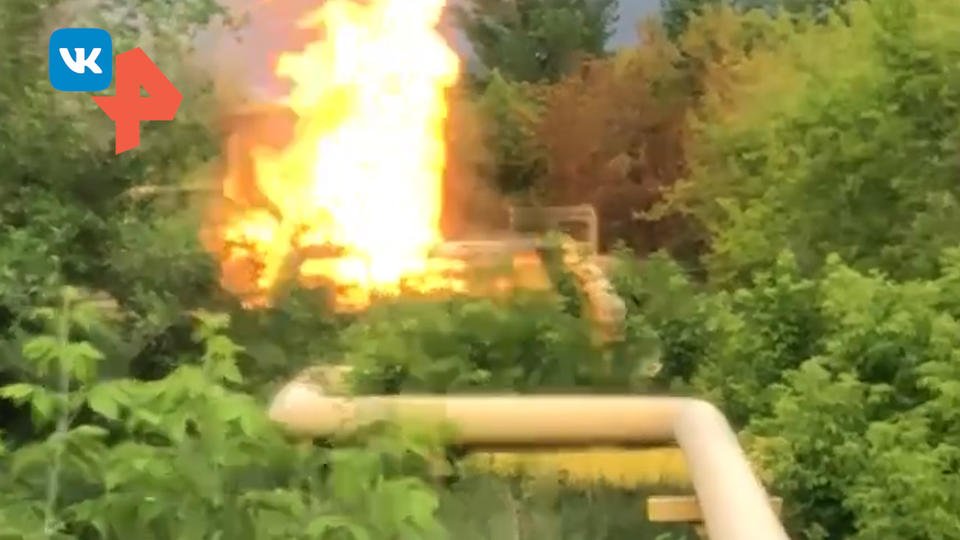 Видео: пламя охватило газопровод после удара молнии в Омске