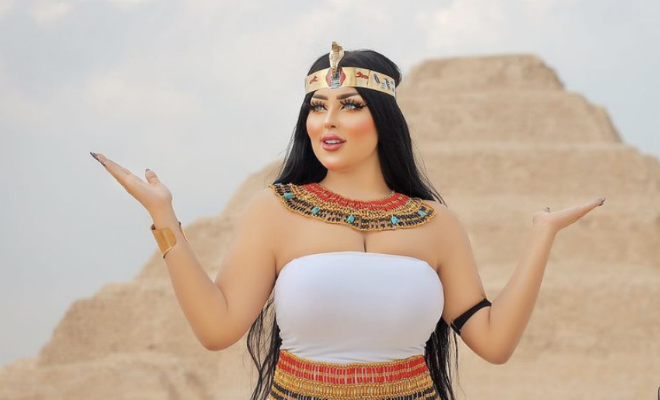 Женщина в костюме древних египтян делала фотосессию у Пирамид и попала в полицию за открытый наряд фотограф, официально, расценили, силовики, Египте  Местные, старой, самой, считается, тематической, женщине, назад, возвели, Пирамиду, Каира, неподалеку, расположенной, однозначно, дважды, стоило, пирамидам   Сальму