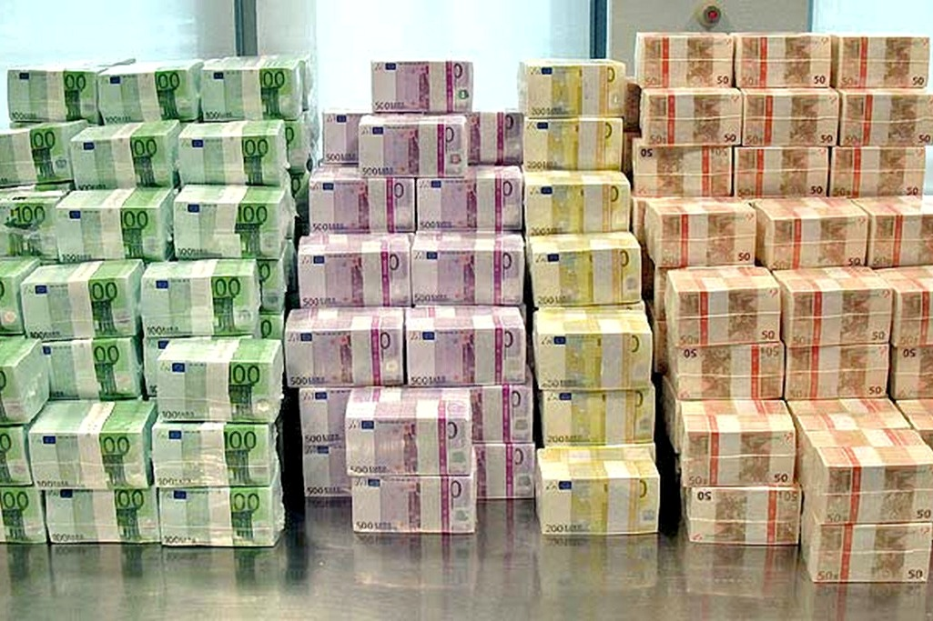 500 триллионов. Куча пачек денег. Пачка денег. Деньги евро. Миллиард евро.