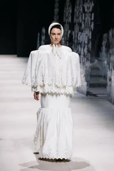 Александр Рогов, Эвелина Хромченко, Юлия Барановская и Мария Миногарова на показе Алёны Ахмадуллиной Alena, Akhmadullina, весналето, 2026Показ, показе, Миногарова, 2026Мария, 2026Миша, Рогов, посетили, Приданое, Ахмадуллина, коллекции, новой, показ, памяти, красоте, вещей, которые, невестыКоллекция