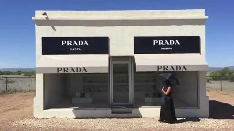 Пустой бутик Prada загадки, интересно, находки, необычно, очевидное-невероятное, пустыня, таинственно, тайны