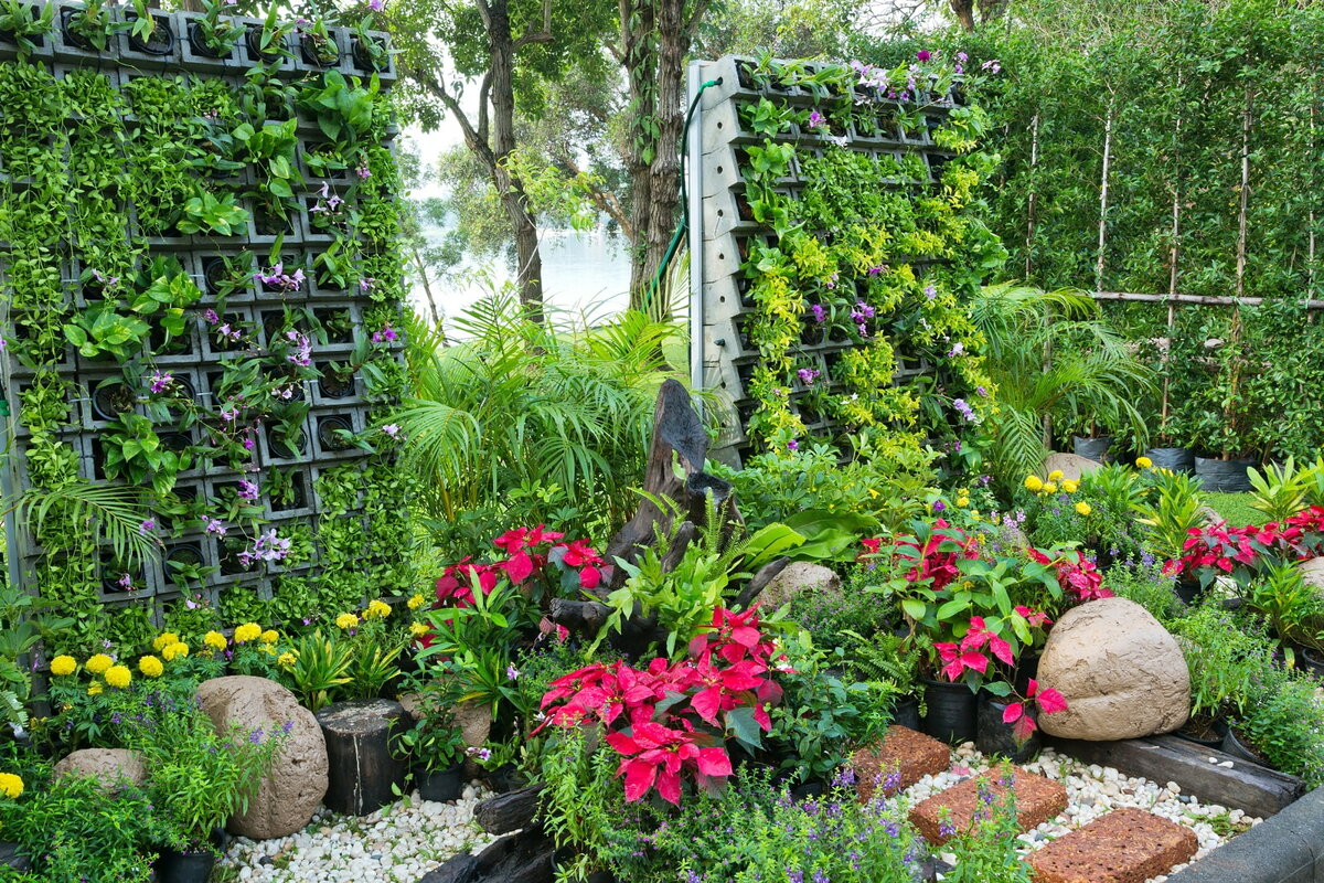 Маленький сад, несомненно, может стать уютным уголком для отдыха и радостных моментов, но как сделать его более просторным и функциональным?-4
