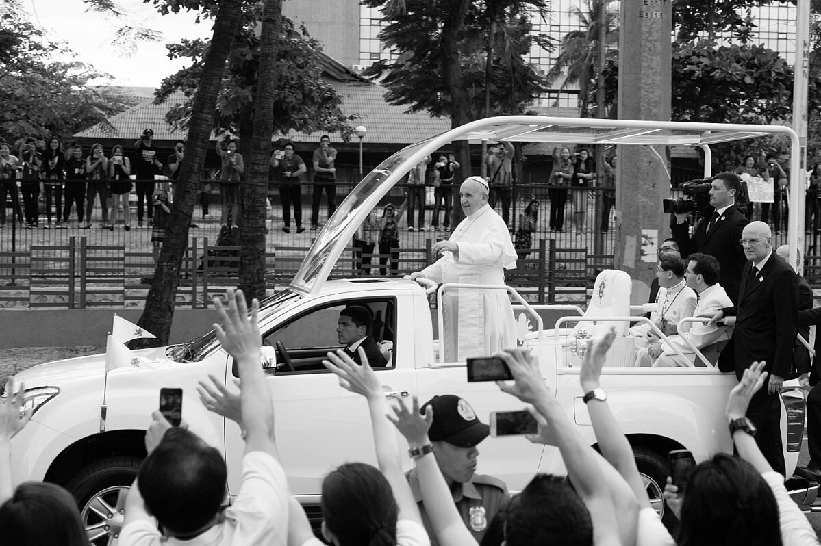 Машины, на которых ездит Папа Римский, стоят не больше 1,5 млн рублей. А у нас?