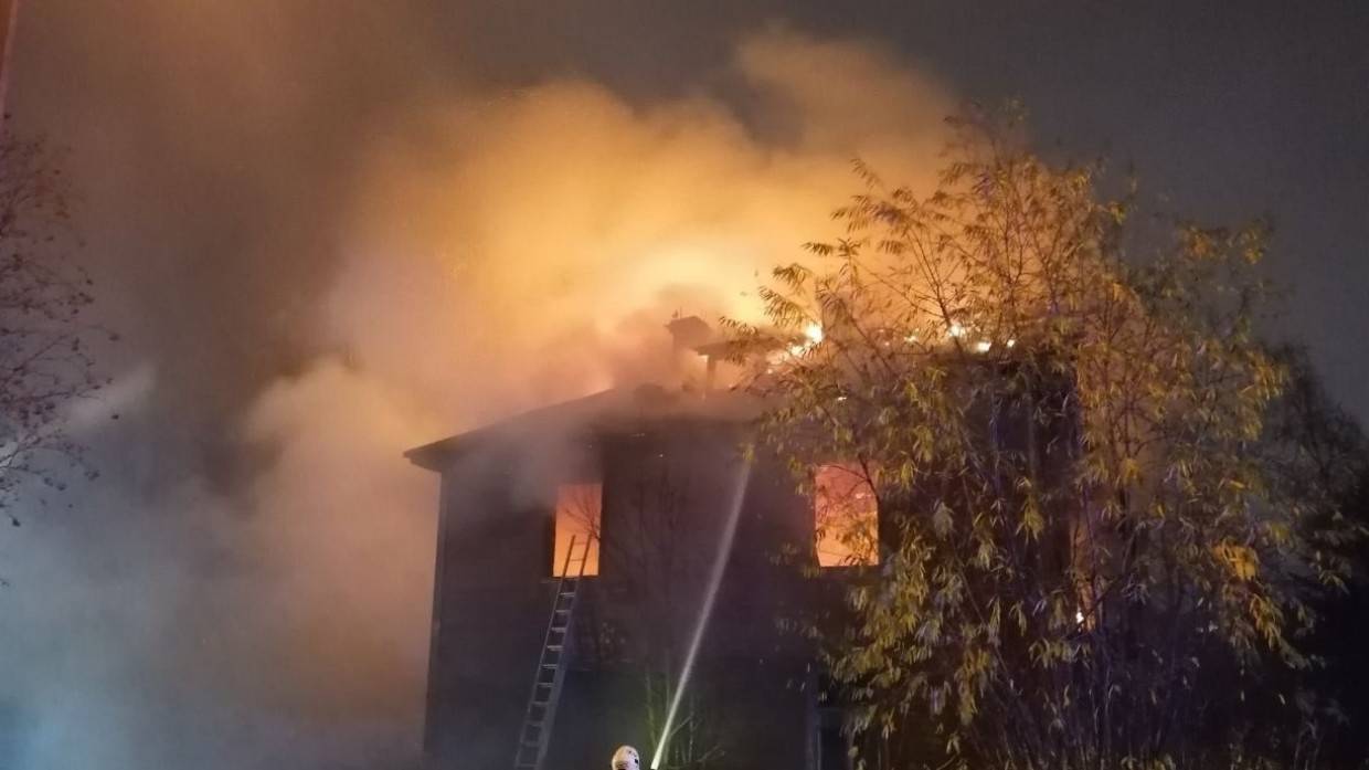 Восьмиквартирный дом загорелся в городе Пестово под Великим Новгородом