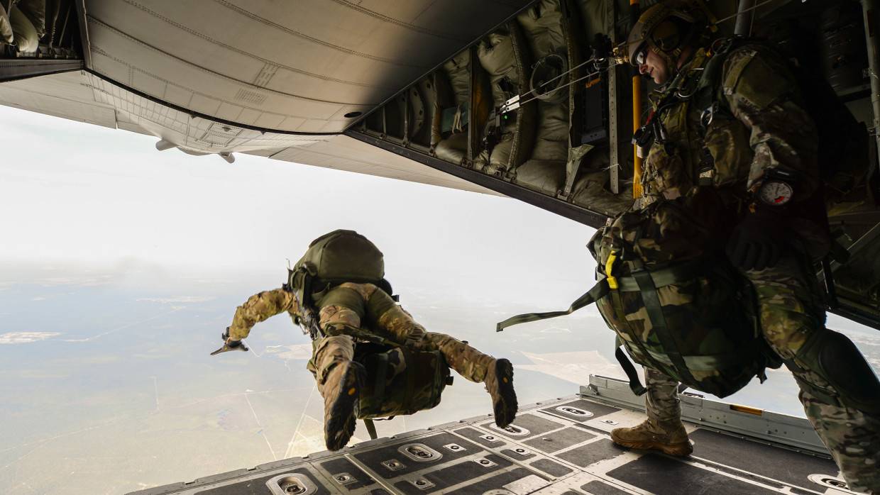 Пентагон: спецназ ВС США отработал парашютное десантирование в ходе учебной операции в Латвии