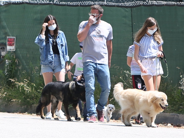 Семейный выход: Бен Аффлек и Анна де Армас на первой прогулке с детьми актера Семейный выход: Бен Аффлек и Анна де Армас на первой прогулке с детьми актера Звезды,Звездные пары