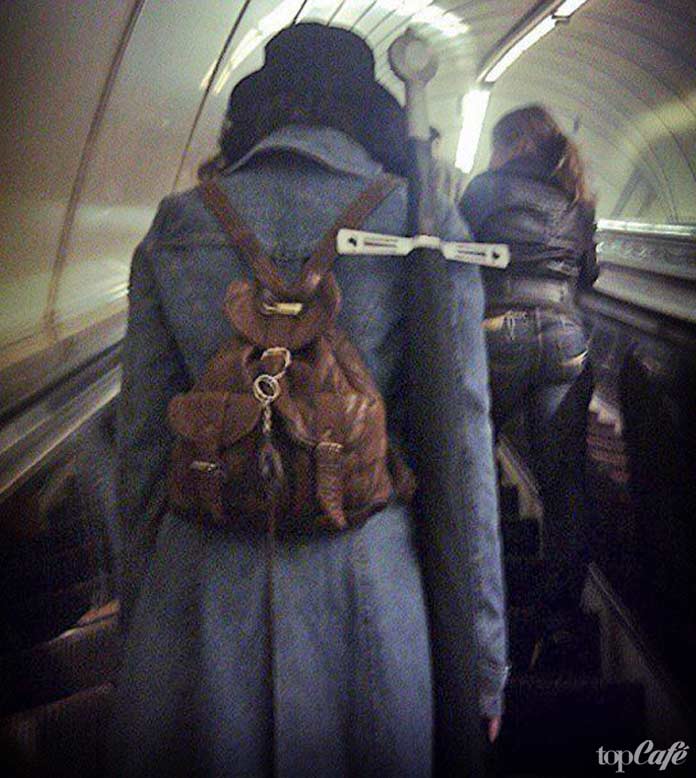 Фотографии женщин в метро: Женщина с рюкзаком и мечом