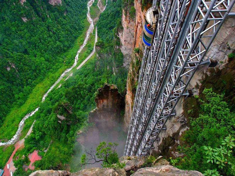 Bailong Elevator – самый высокий лифт в мире, поднимающий туристов на вершину скалы авиатур