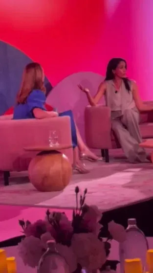 Меган Маркл опубликовала видео из поездки в Австралию, за которую их с принцем Гарри раскритиковали Меган, видео, МарклКадры, Гарри, также, Маркл, поездку, время, больницу, визита, детскую, попытке, Дианы, обвинили, детей, критикуют, тысяч, вызвали, выжившими, назвали