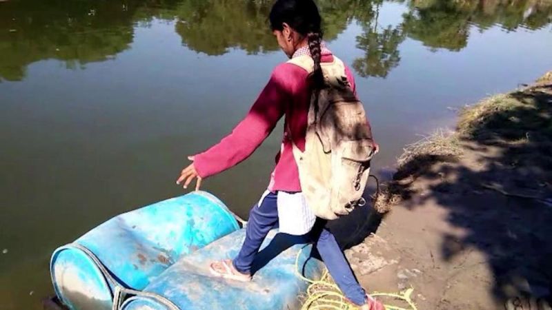 Индийские ребятишки плавают в школу на пластиковых бочках