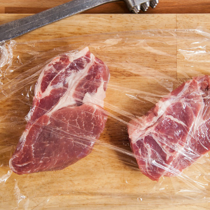 Отбивать мясо через пленку. | Фото: Hi-Chef.ru.