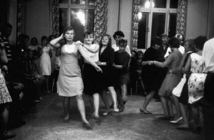 Ева Арнольд, легенда британской фотографии, в 1966 году сделала ряд снимков быта СССР, засняла веселые танцы СССР, Советские люди, дискотека, история, танцы, фото