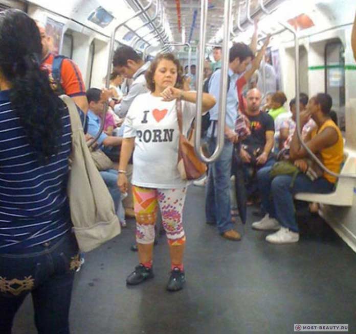 Фотографии женщин в метро: ей нечего скрывать!