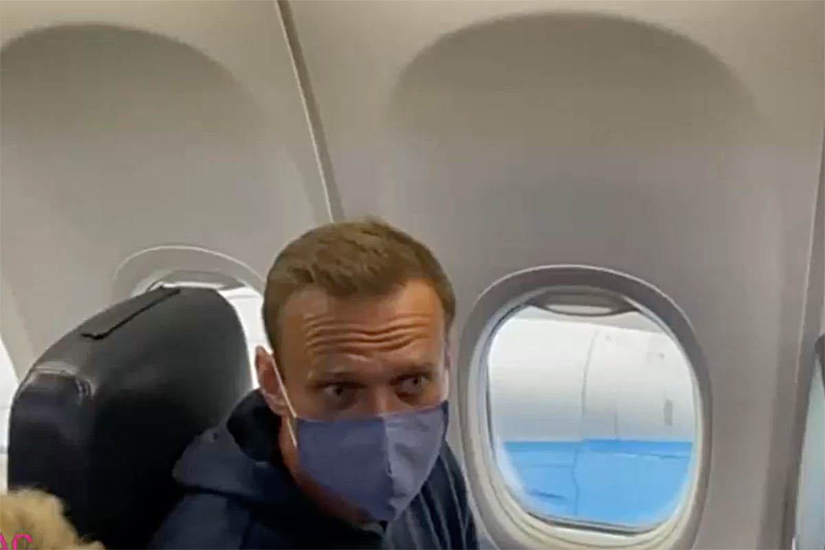 «Надеюсь, что мы с вами долетим»: Навальный сел в самолёт до Москвы