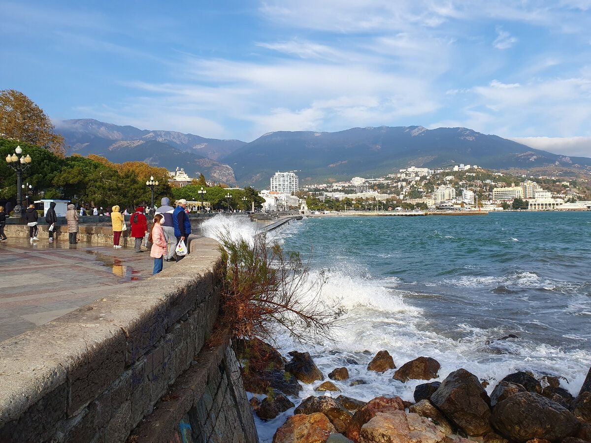 Ялта последнее. Долина гор Ялта. Ялта сегодня. Ялта сейчас. Фото Ялты сегодня свежие.