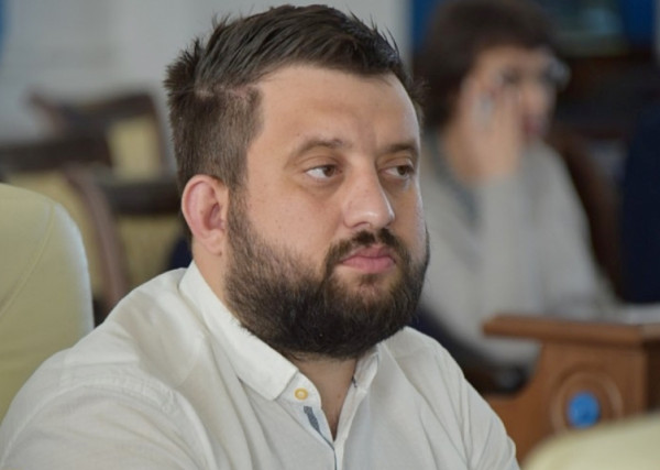 Севастопольский депутат призвал власти срочно принять решение о переводе школ и вузов города на дистанционное обучение