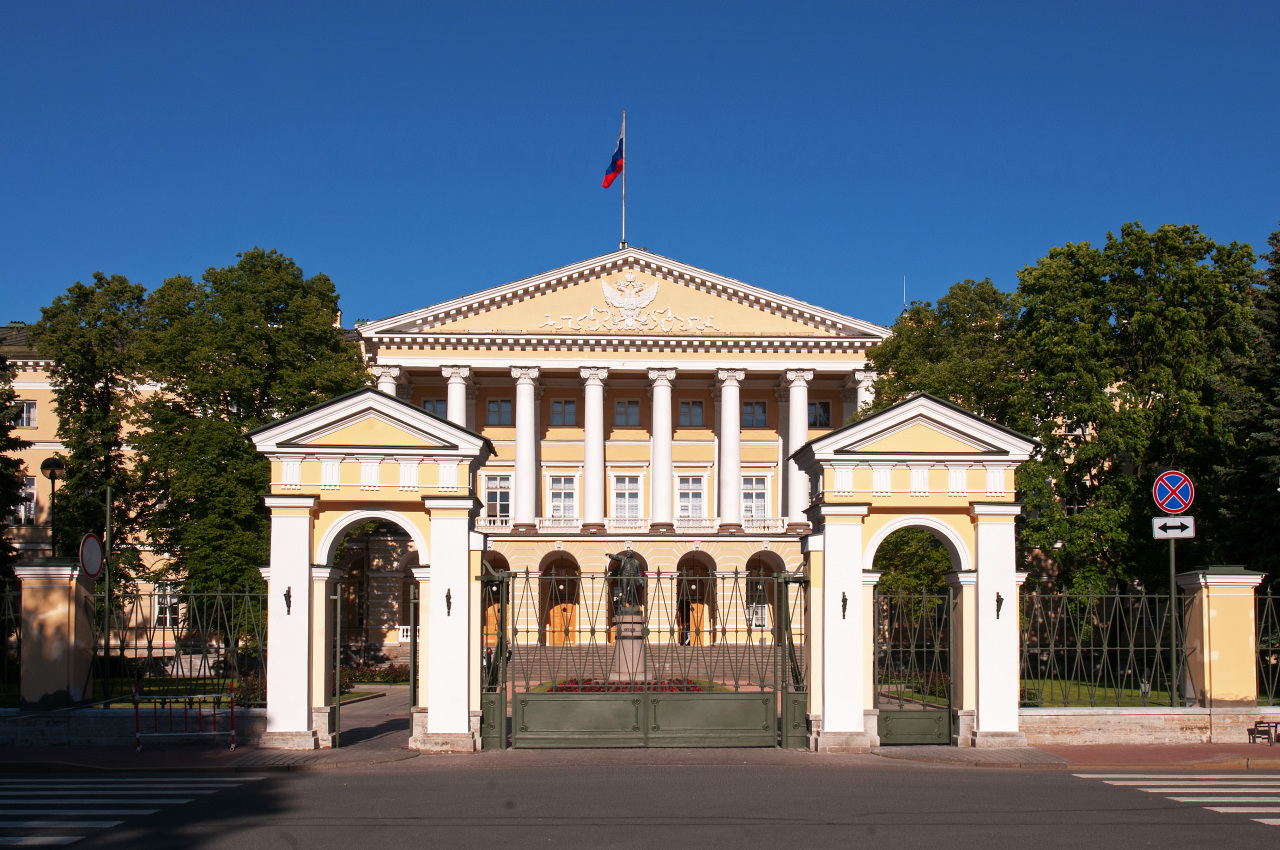 здание смольного в санкт петербурге