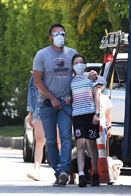 Семейный выход: Бен Аффлек и Анна де Армас на первой прогулке с детьми актера Семейный выход: Бен Аффлек и Анна де Армас на первой прогулке с детьми актера Звезды,Звездные пары