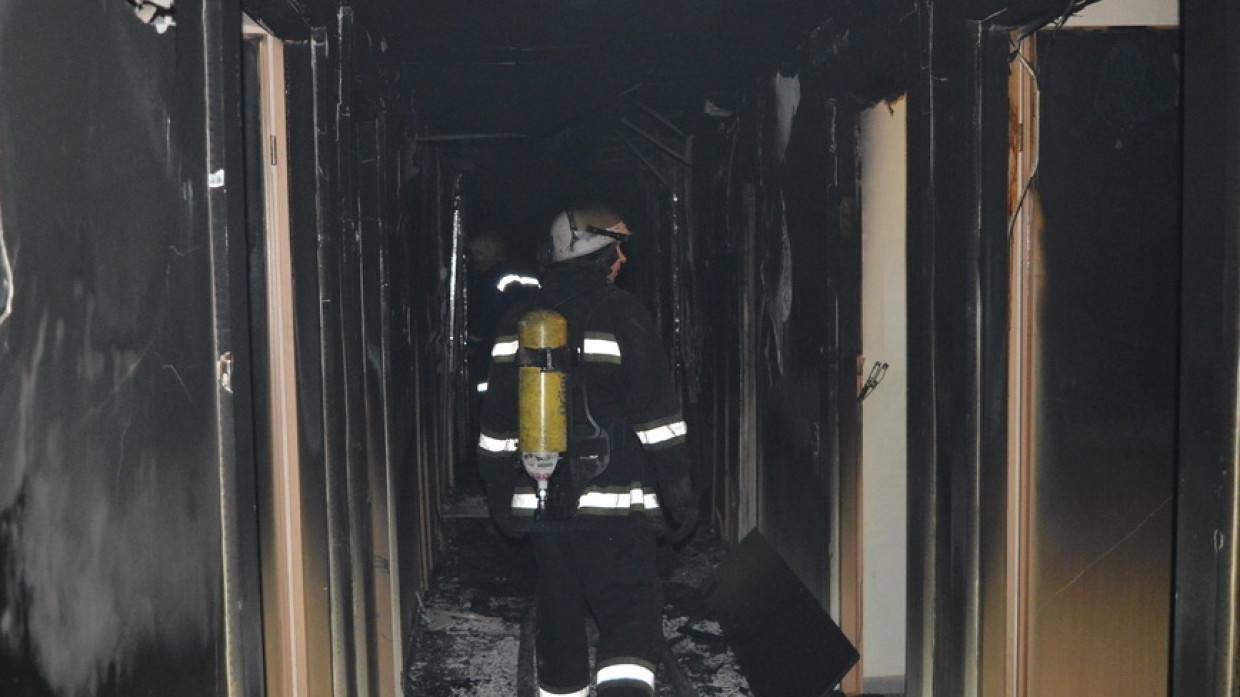 Пожарные потушили крупное возгорание в здании бывшей гостиницы в Саратове