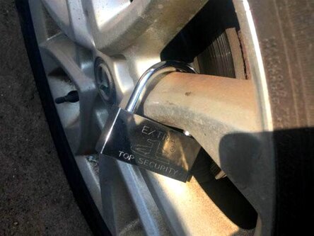 «Глас народа»: что делать, если на колесо вашей машины повесили замок? авто и мото,автосоветы,мошенники,социальные сети