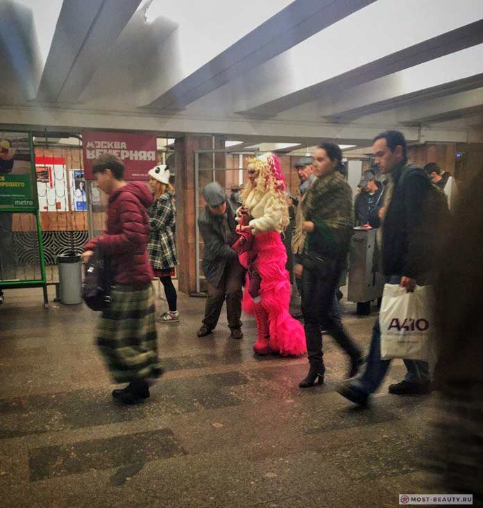 Удивительные фотографии модниц в метро: Королева эпатажа
